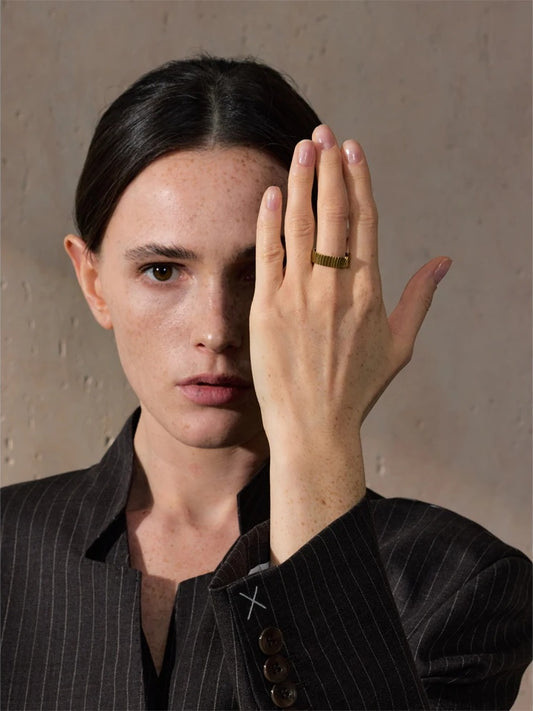 Round striped zircon minimalist fashion ring - product image