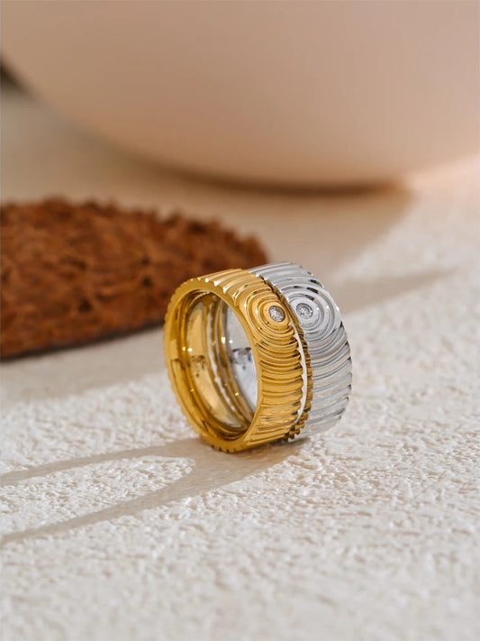 Round striped zircon minimalist fashion ring - product image