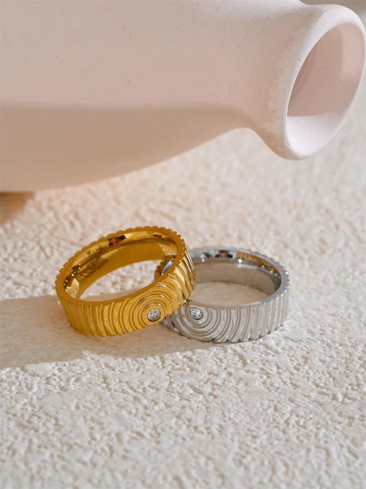 Round striped zircon minimalist fashion ring - product image
