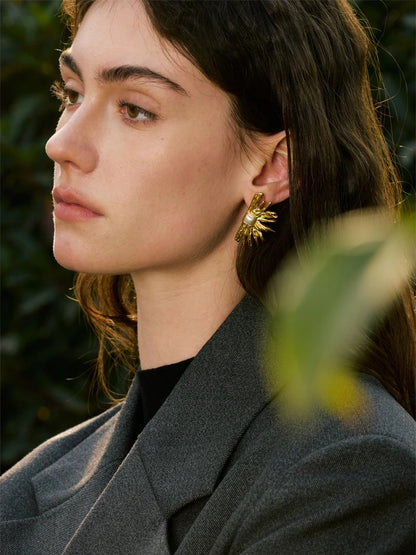Simulated pearls flower stud earrings - product image