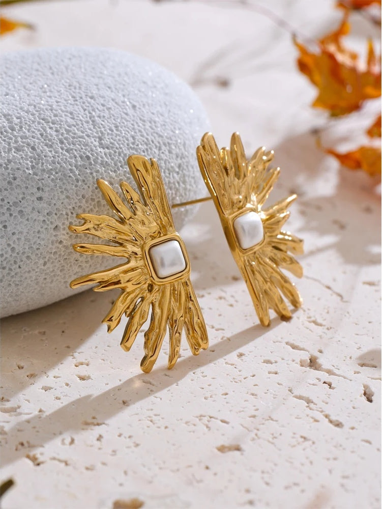 Simulated pearls flower stud earrings - product image
