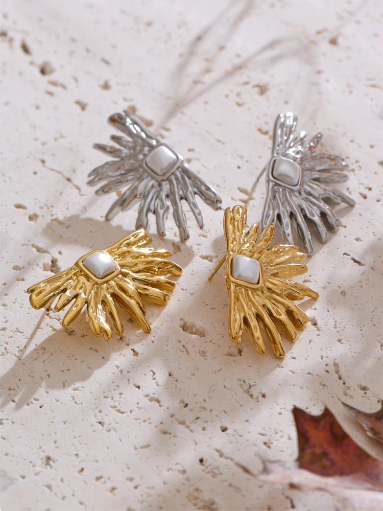 Simulated pearls flower stud earrings - product image