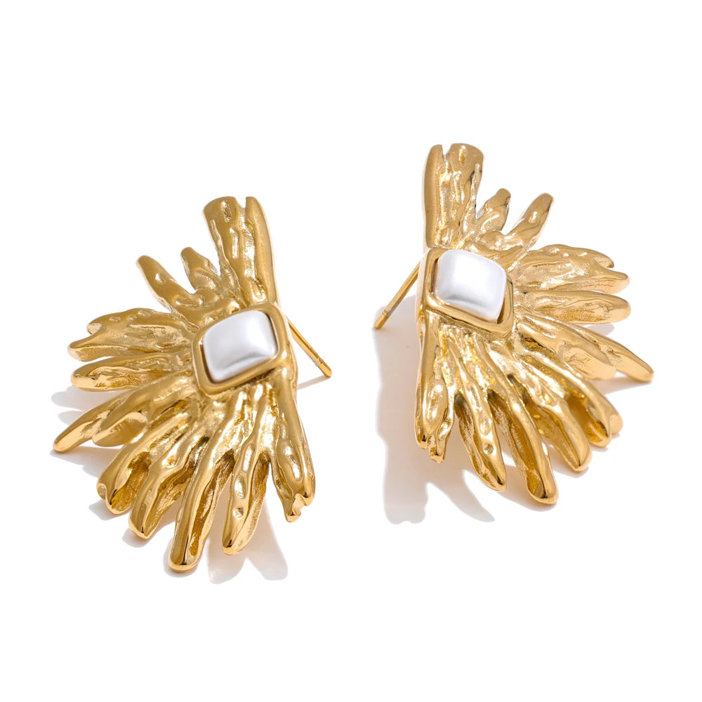Simulated pearls flower stud earrings - product image