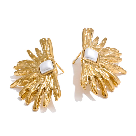 Simulated pearls flower stud earrings - product image