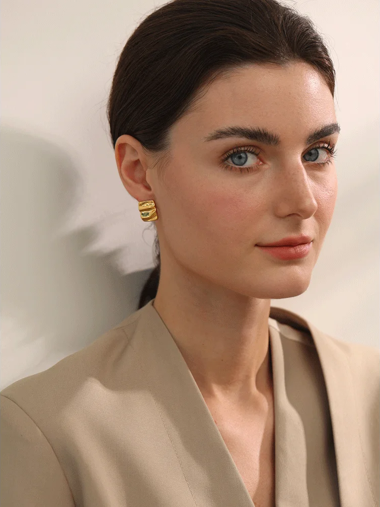 Square minimalist metal small stud earrings - product image
