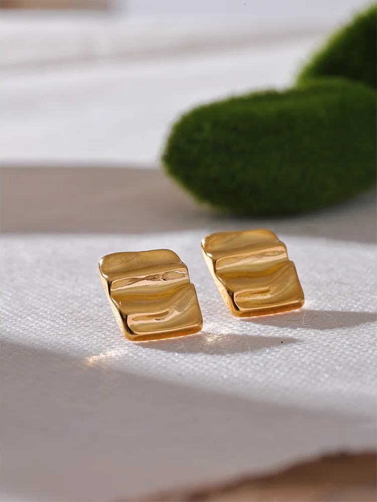 Square minimalist metal small stud earrings - product image