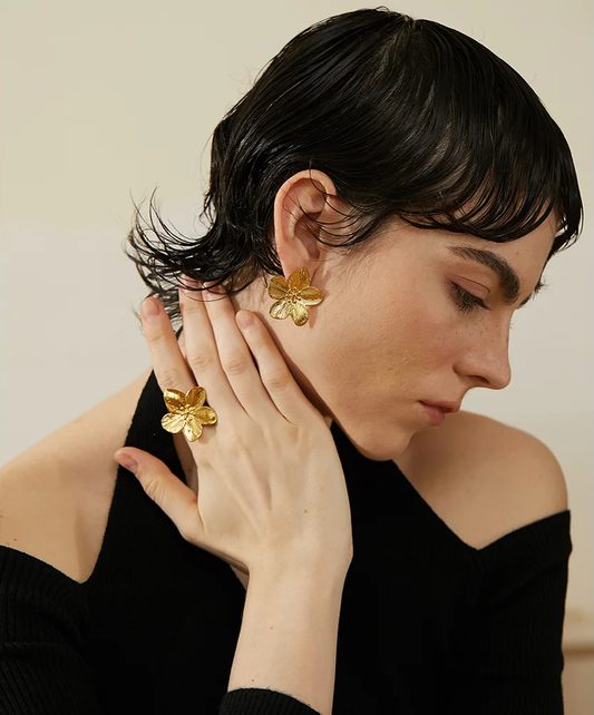 Vintage gold color flower stud earrings - product image