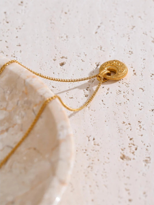 Vintage round casting pendant necklace fashion - product image