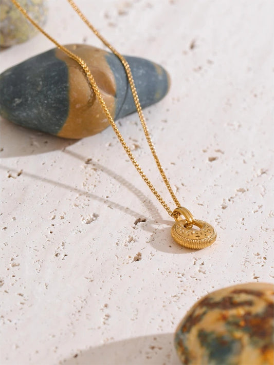 Vintage round casting pendant necklace fashion - product image