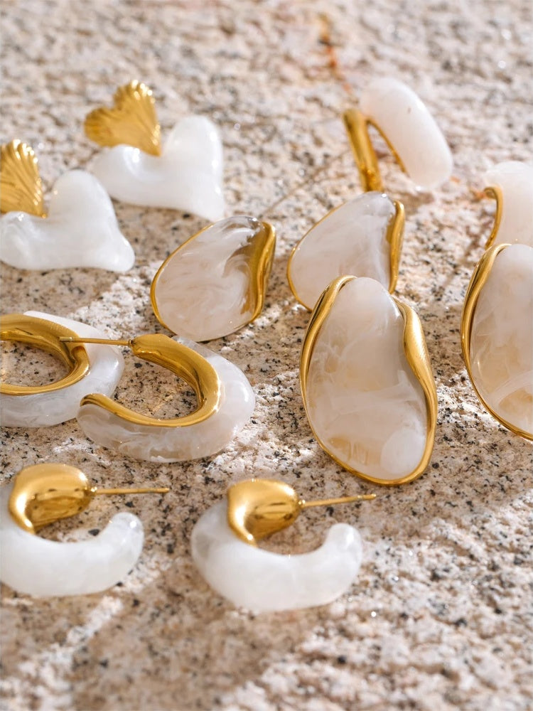 White resin heart c-shape abstract stud earrings - product image